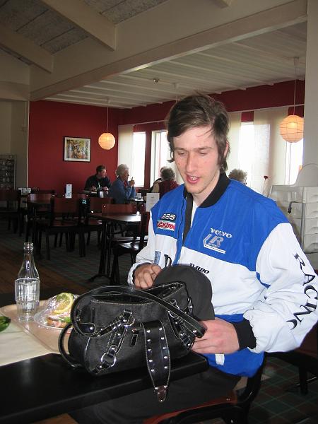 1 april 2008 249.jpg - Lastbilselev med handväska på lunchrestaurangen i Nordby... :-)